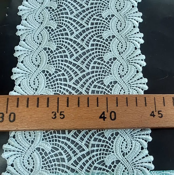 Bild von Spitze 15 cm-Mint – online bei Šarlotes audumi erhältlich