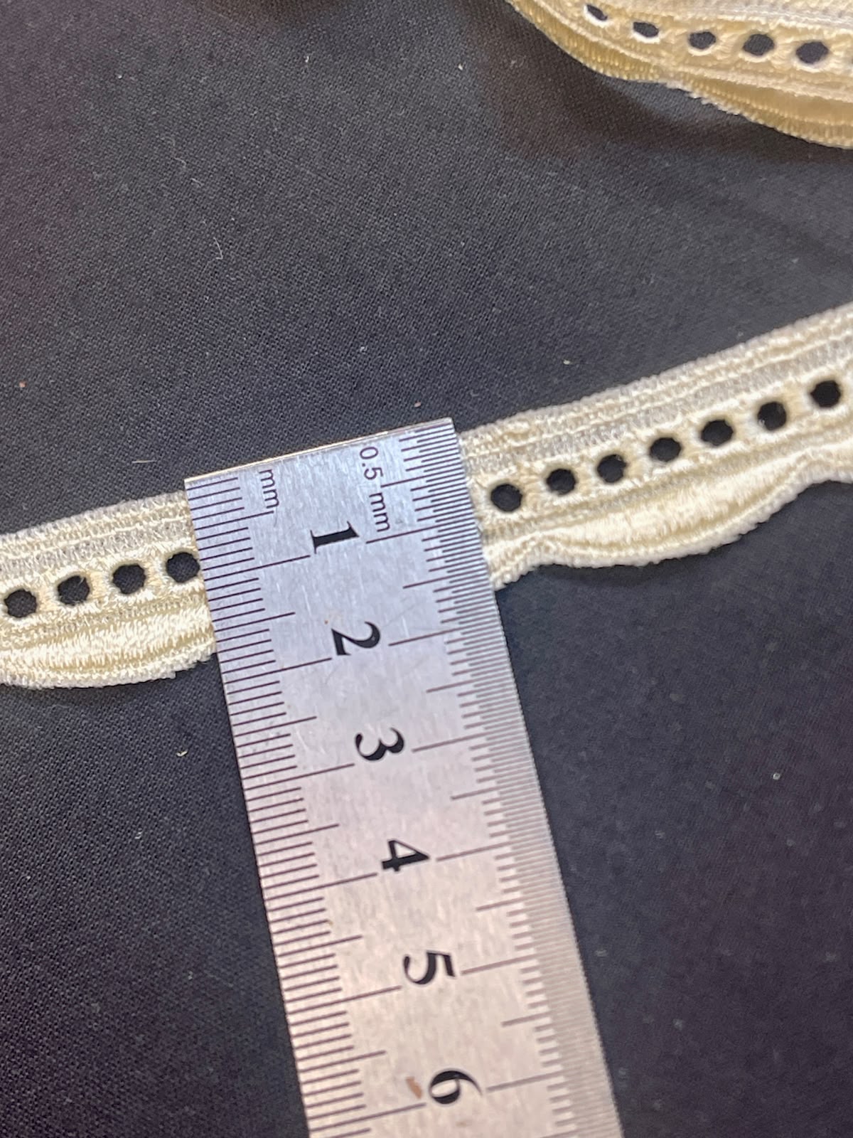 Image de dentelle 2 cm champagne – disponible en ligne chez Šarlotes audumi