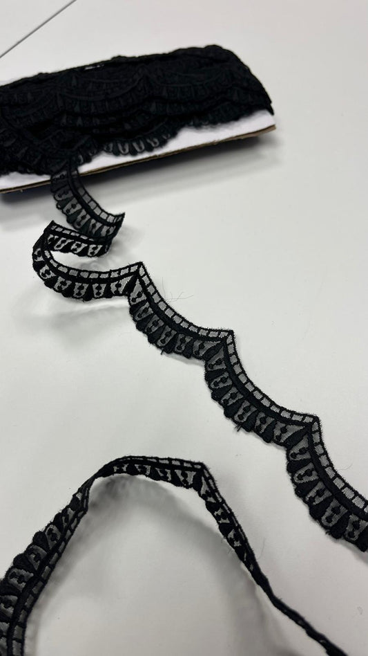 Image de dentelle ondulée de 3 cm, noire – disponible en ligne chez Šarlotes audumi