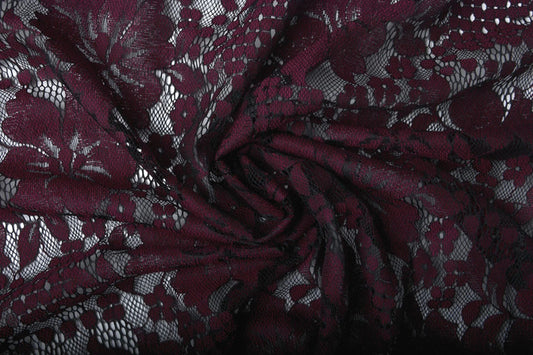 Attēls ar Mežģīņu audums - tumši sarkanas puķes 110 g/m² – pieejams Šarlotes audumi