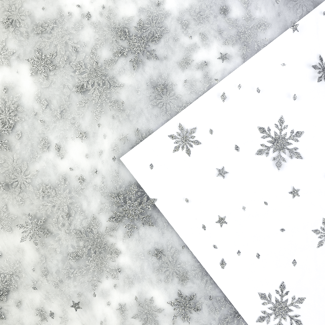 Attēls ar Mīksts tills ar sudraba sniegpārsliņām - balts 30 g/m² – pieejams Šarlotes audumi