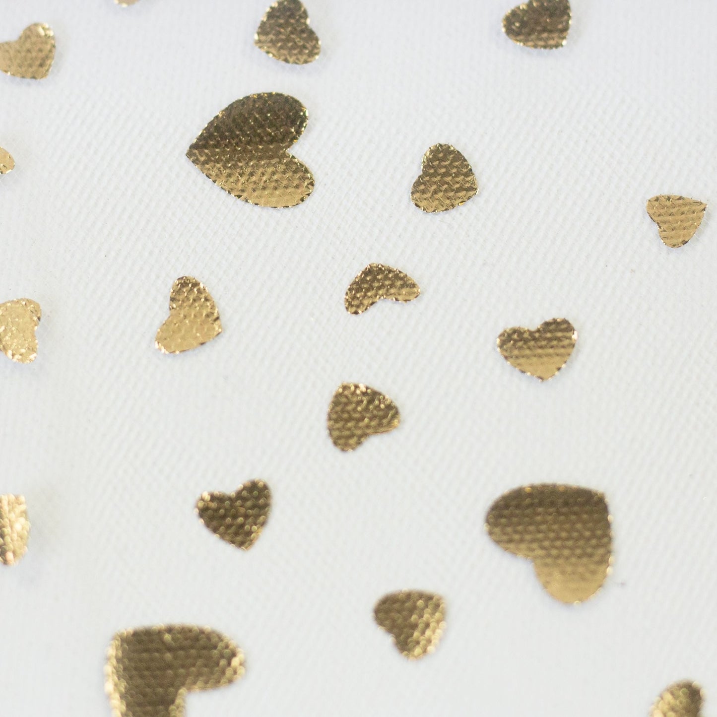 Attēls ar Mīksts tills ar zelta sirsniņām 20 g/m² – pieejams Šarlotes audumi