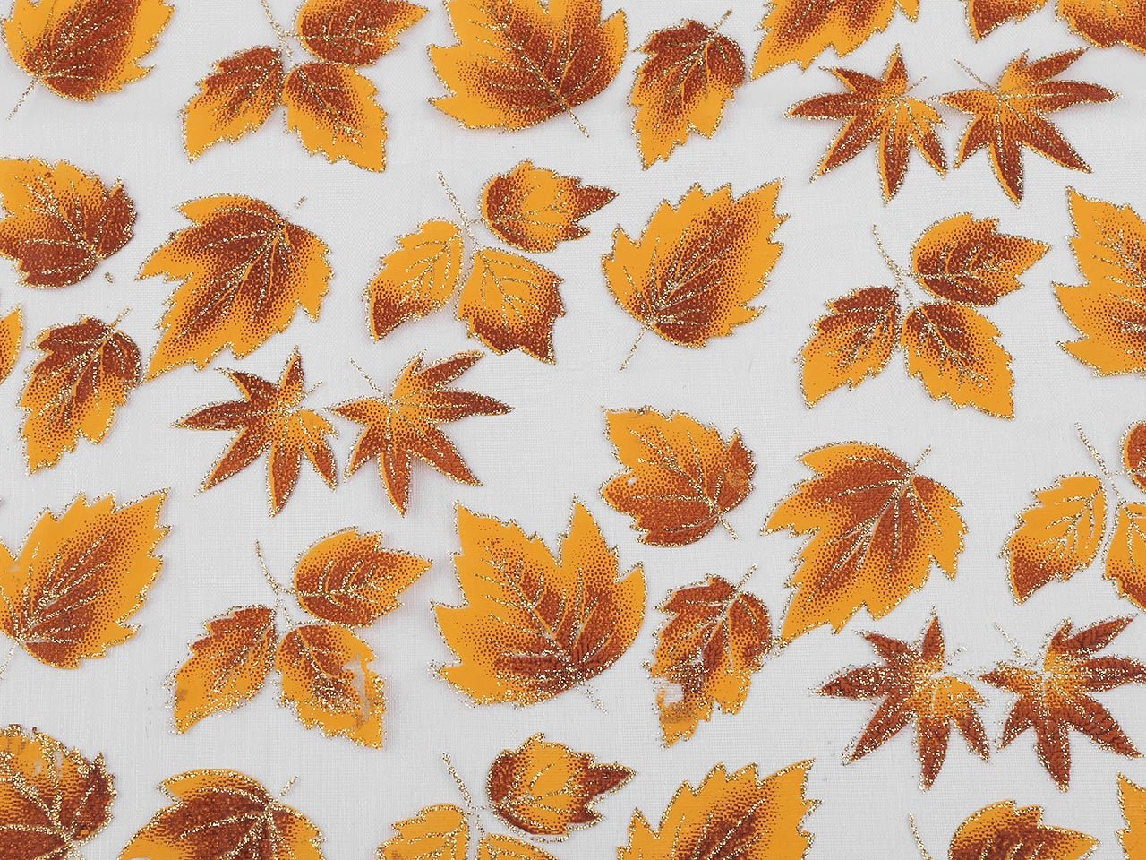 Bild aus Organzastoff mit glitzerndem Herbstblatt-Muster – online erhältlich bei Šarlotes audumi