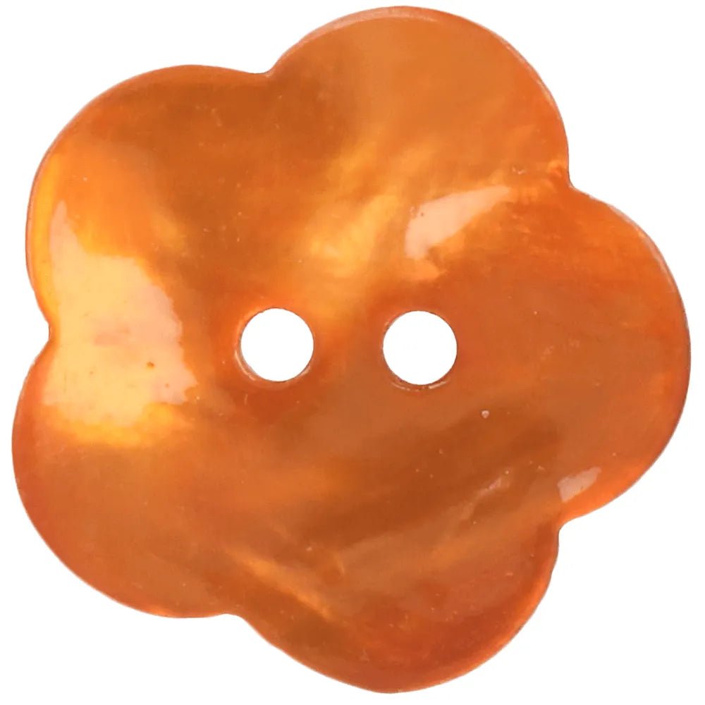 Image d’un bouton fleur nacré en coquillage de 12,5 mm orange – disponible chez Šarlotes audumi