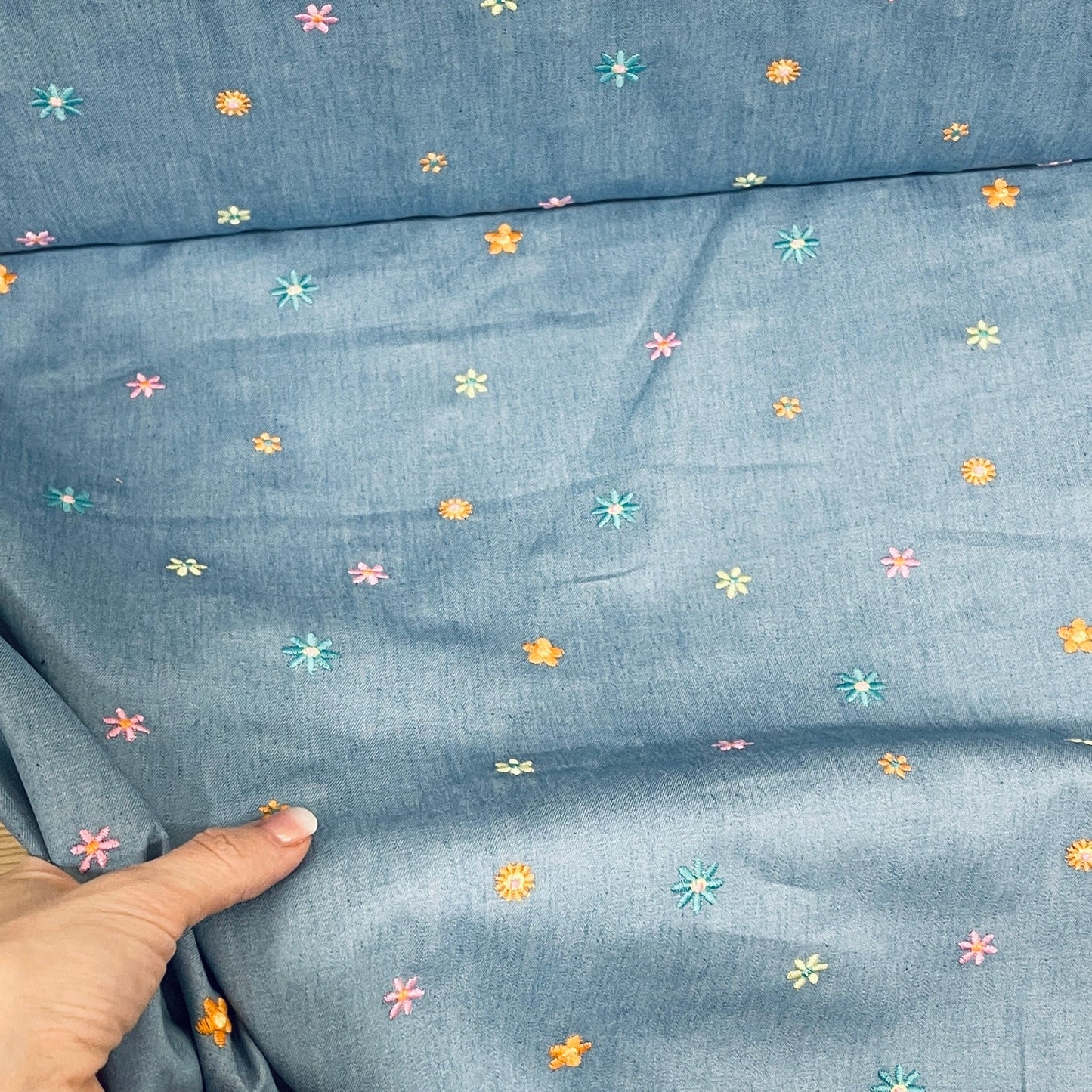 Image de tissu denim fin pour robes, chemises avec petites fleurs brodées 135 g/m² – disponible chez Šarlotes audumi