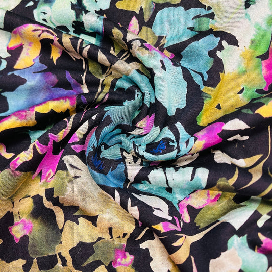 Attēls ar Punto di Roma trikotāžas audums - ziedi uz melna fona 240 g/m² – pieejams Šarlotes audumi