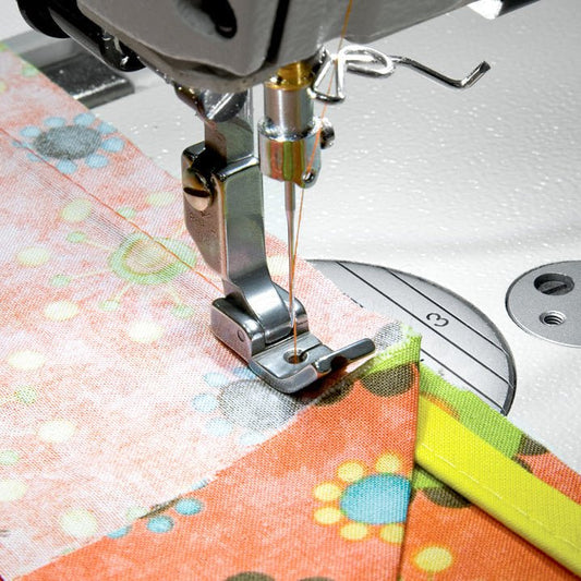 Attēls ar Rūpniecisko šujmašīnu pēdiņa - kantītes iešūšanai 3.2 mm, kreisā – pieejams Šarlotes audumi