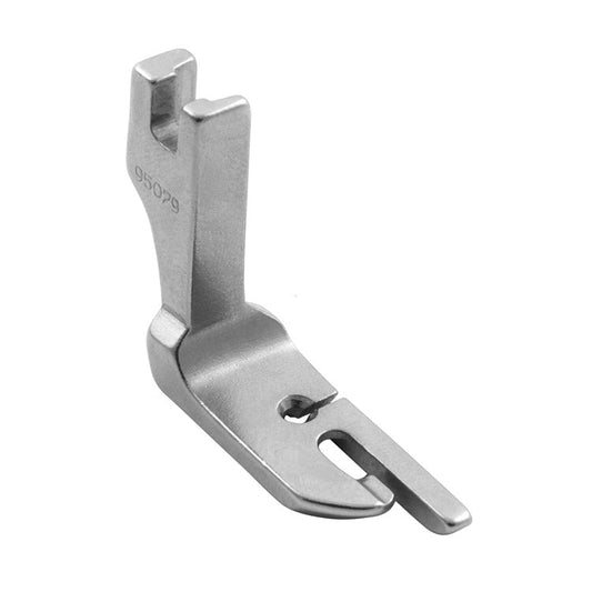 Attēls ar Rūpniecisko šujmašīnu pēdiņa - malu atlocīšanai, 3.2 mm – pieejams Šarlotes audumi