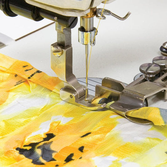 Attēls ar Rūpniecisko šujmašīnu pēdiņa - malu atlocītājiem un lentu iešuvējiem, 7 mm – pieejams Šarlotes audumi