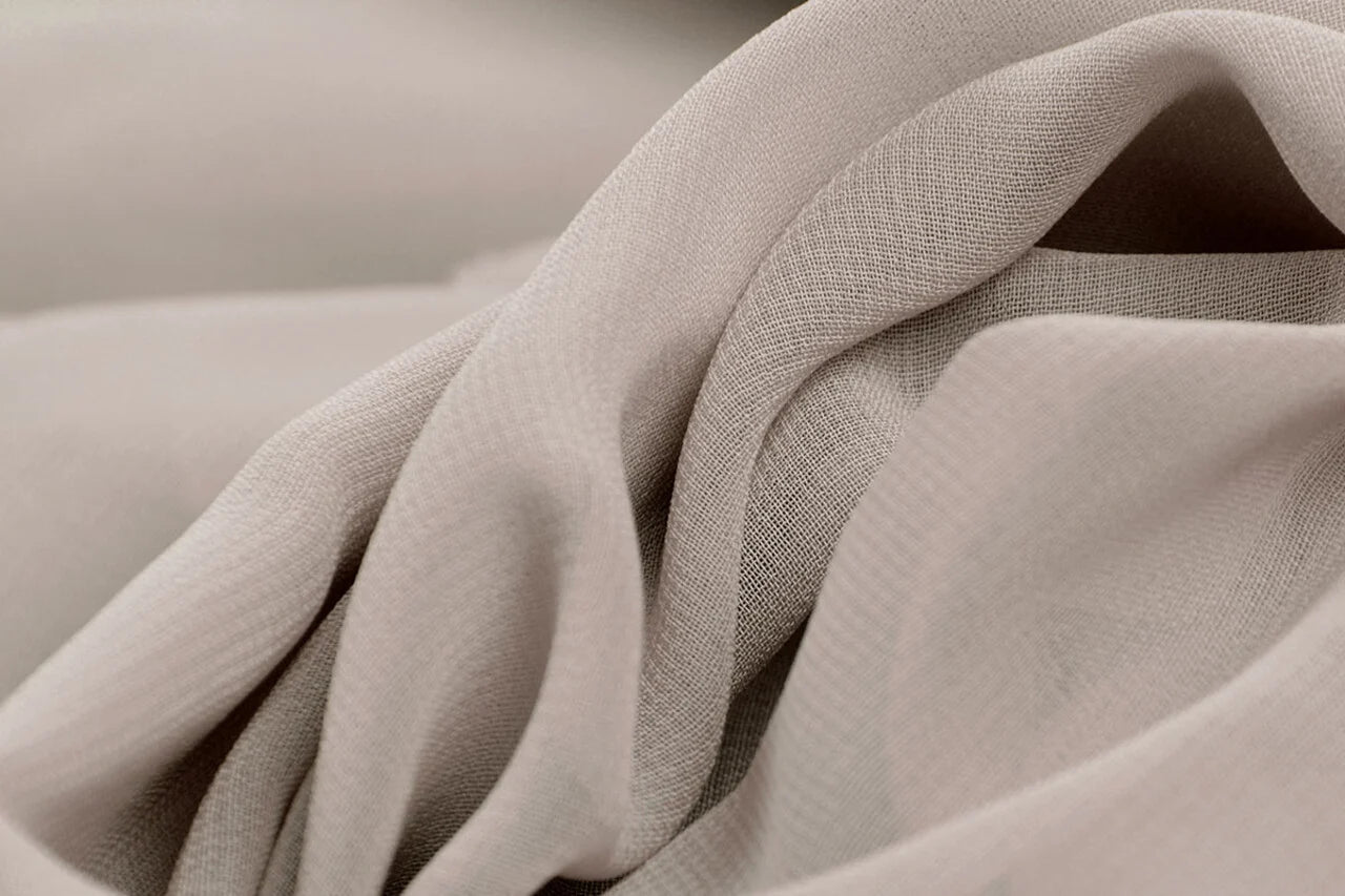 Attēls ar Šifons - gaiši pelēks | 150 cm | 80 g/m² – pieejams Šarlotes audumi