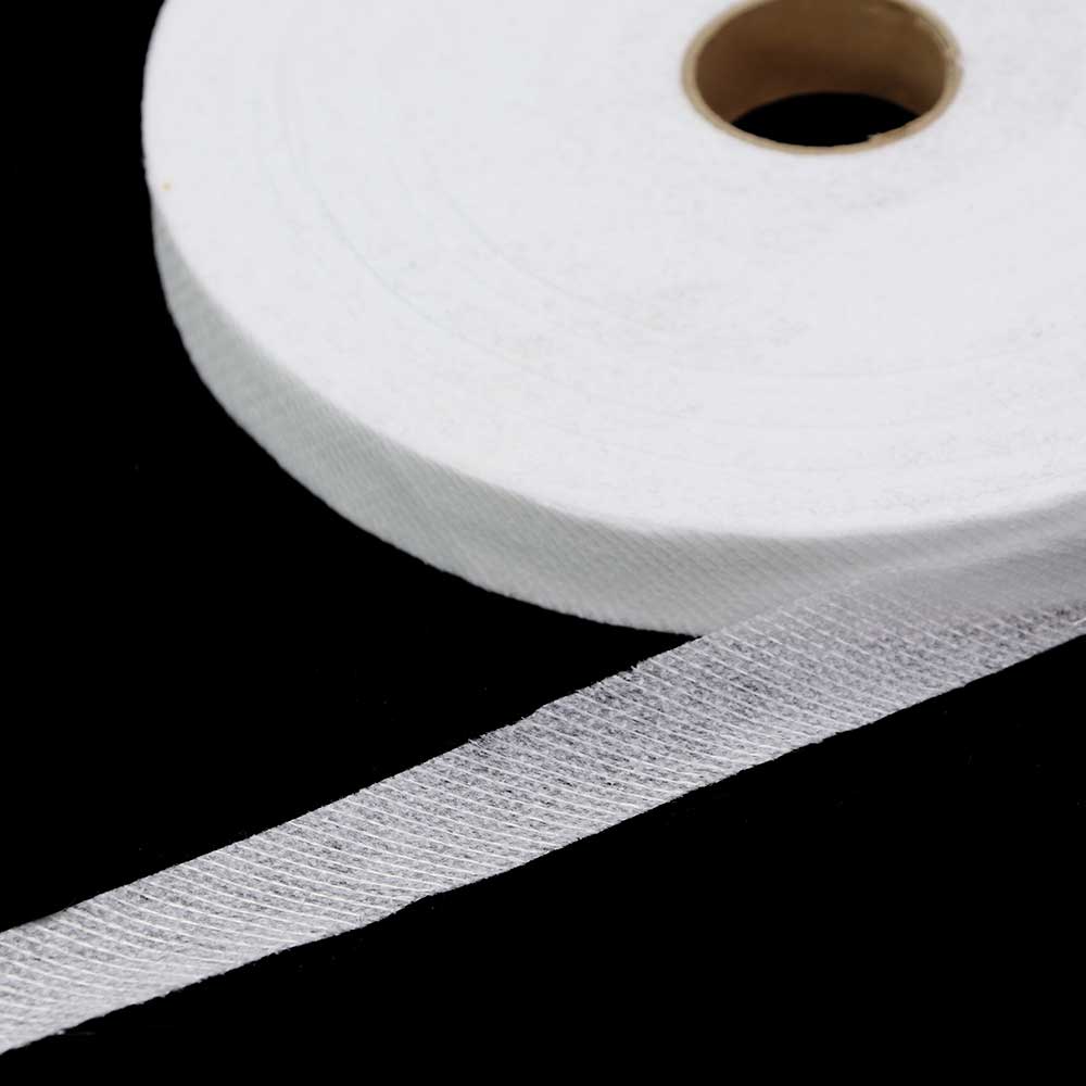 Bild eines schräg geschnittenen Vliesbands – weiß, 20 mm – online bei Šarlotes audumi erhältlich