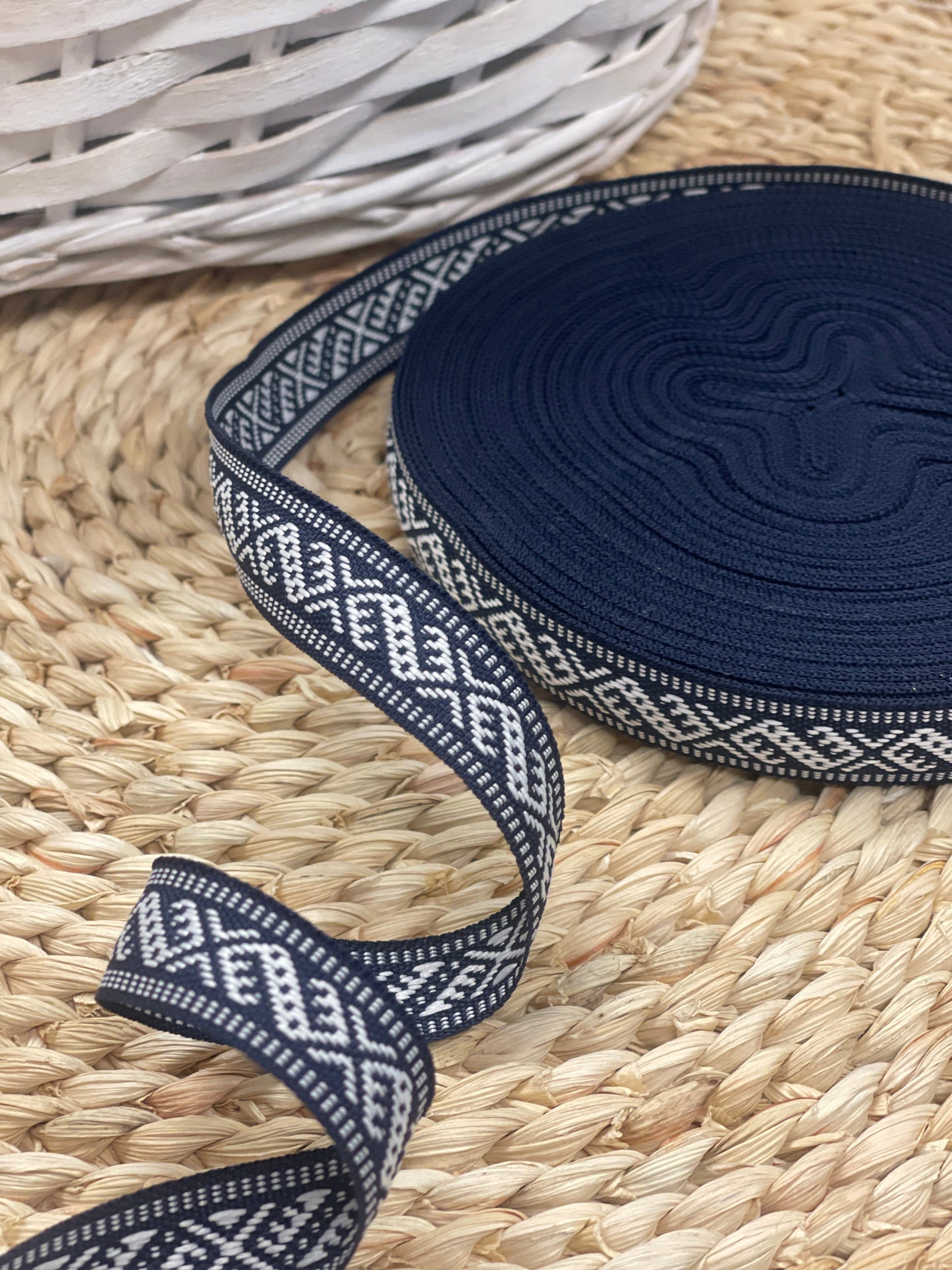 Tautiskā lente, josta 15mm - tumši zila ar baltu rakstu - LV