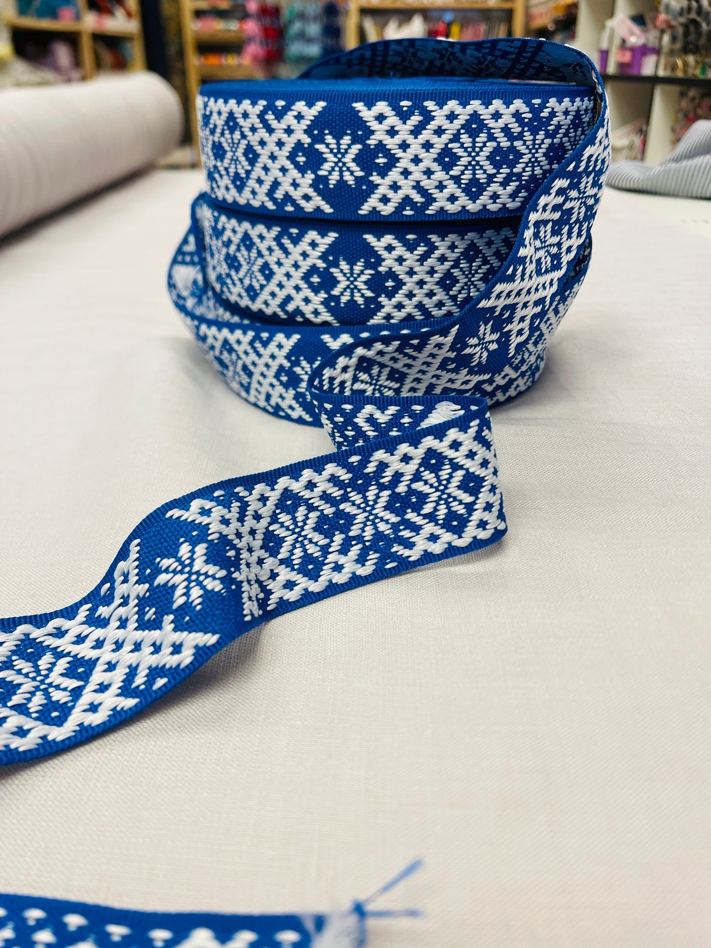 Attēls ar Tautiskā lente, josta 40mm - rudzupuķu zila - LV – pieejams Šarlotes audumi