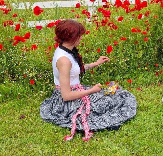 Bild mit traditionellem Band, 40mm rot-LV – erhältlich bei Šarlotes audumi