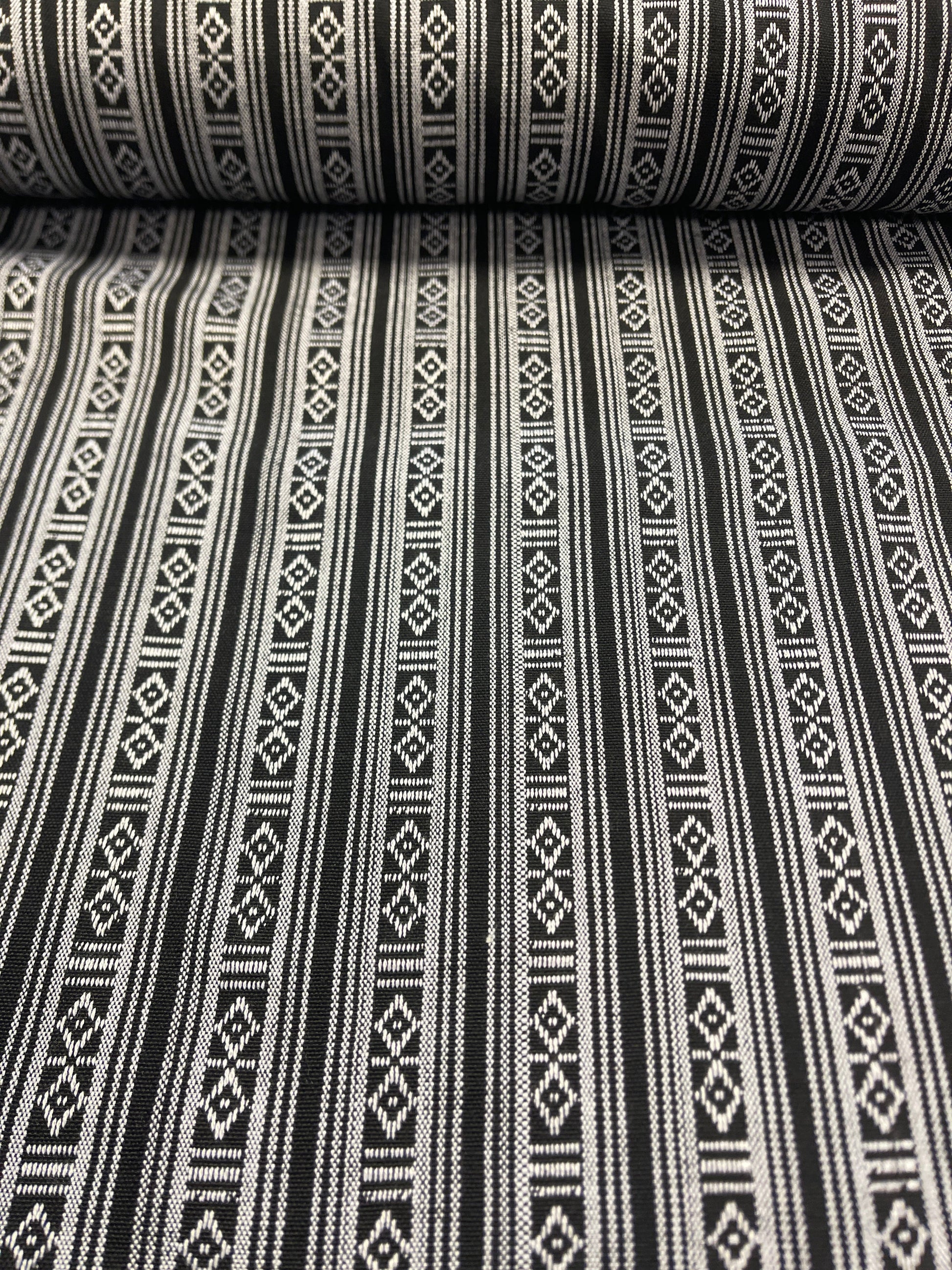 Attēls ar Tautiska raksta audums - melns ar baltu 200 g/m² – pieejams Šarlotes audumi