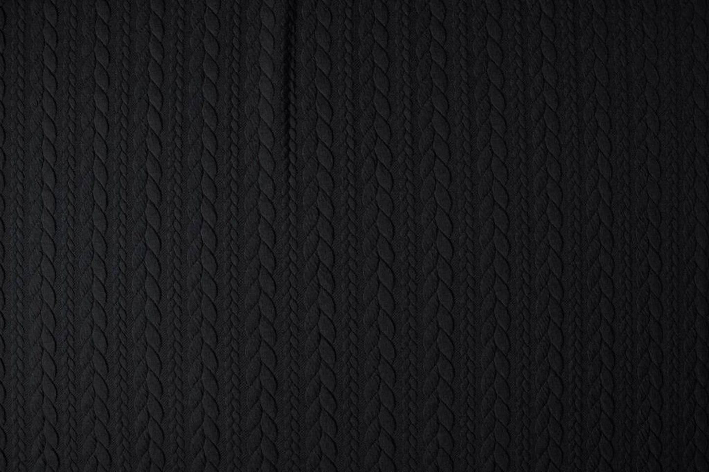 Attēls ar Trikotāžas audums ar adījuma rakstu - melnas pīnes 340 g/m² – pieejams Šarlotes audumi