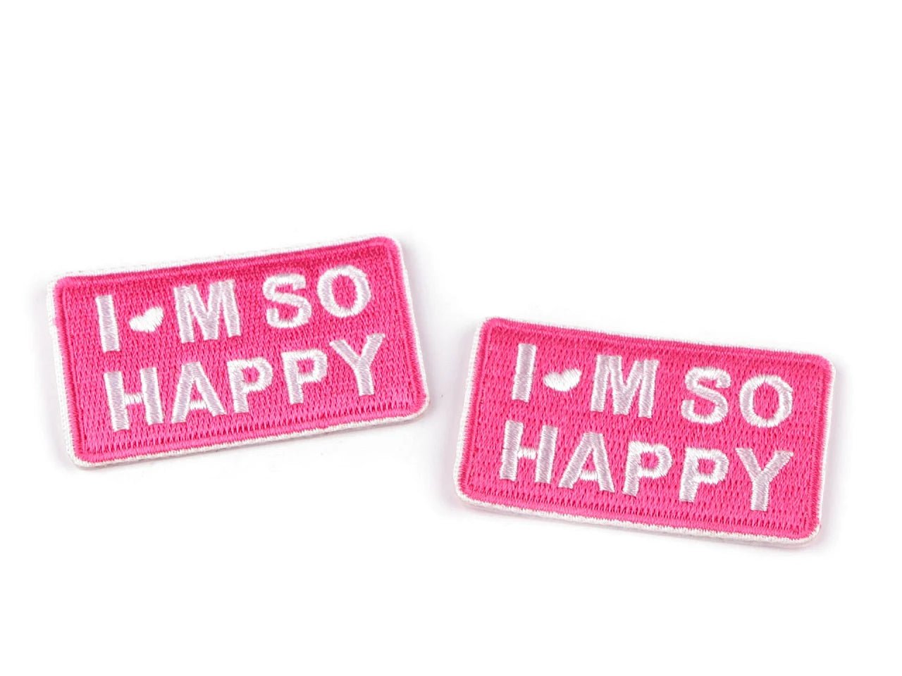 Bild mit aufbügelbarer Applikation „I’M SO HAPPY“ – 3 × 5 cm – online bei Šarlotes audumi erhältlich