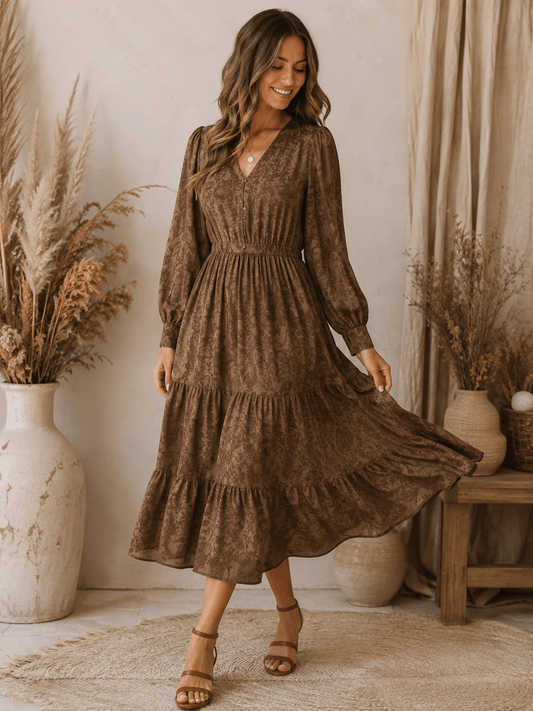 Image du tissu en viscose marron à motif élégant – disponible en ligne chez Šarlotes audumi