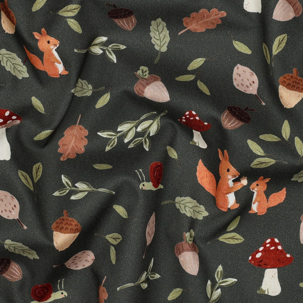 Premium 100% Baumwollstoff – Herbstmotiv auf Dunkelgrün