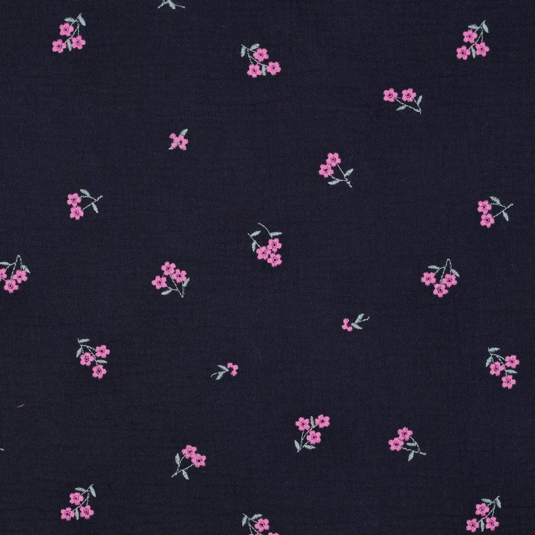 Musliin – tikitud lilled tumedalt sinisel taustal 130 g/m²