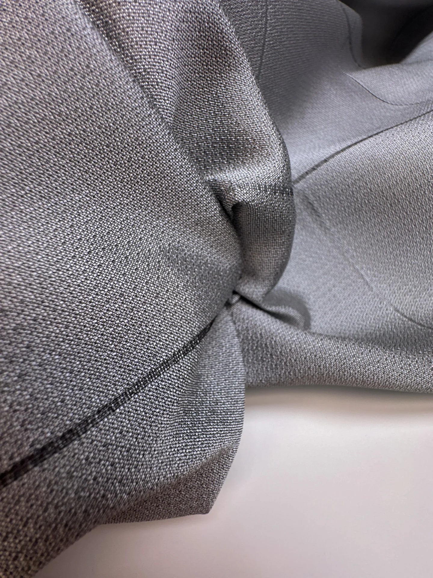 Tissu italien en viscose et soie à carreaux gris – 120 g/m²