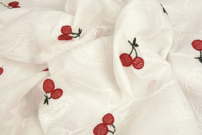 Tissu en coton brodé - cerises 110 g/m²