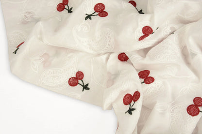 Tissu en coton brodé - cerises 110 g/m²