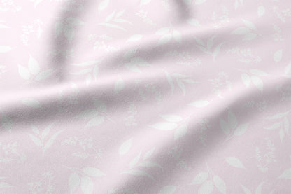 Image du tissu 100 % coton - petites feuilles blanches sur fond rose 125 g/m² – disponible chez Šarlotes audumi