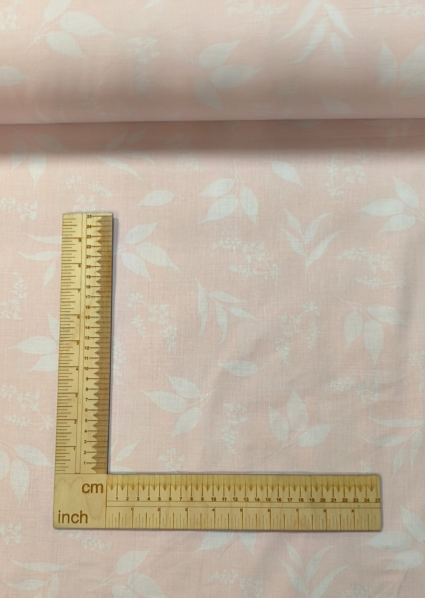 Attēls ar 100% Kokvilnas audums - baltas lapiņas uz rozā fona 125 g/m² – pieejams Šarlotes audumi