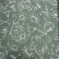 Attēls ar 100% Kokvilnas audums - baltas ziedu ēnas uz zaļa 125 g/m² – pieejams Šarlotes audumi