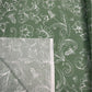 Attēls ar 100% Kokvilnas audums - baltas ziedu ēnas uz zaļa 125 g/m² – pieejams Šarlotes audumi