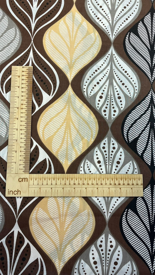Bild mit 100% Baumwollstoff – beige-graues Blattmotiv – online erhältlich bei Šarlotes audumi