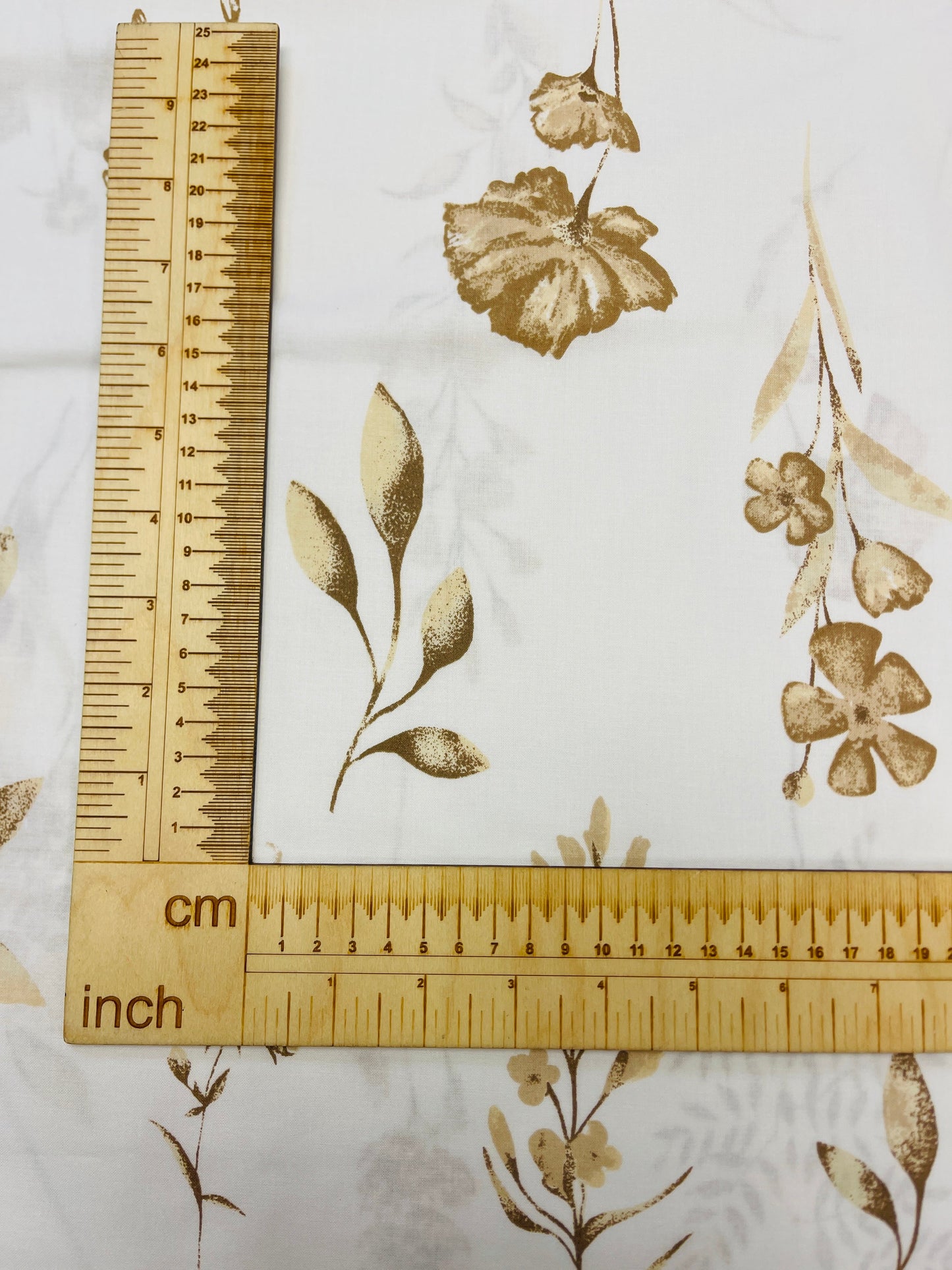 Attēls ar 100% Kokvilnas audums - brūns herbārijs 125 g/m² – pieejams Šarlotes audumi