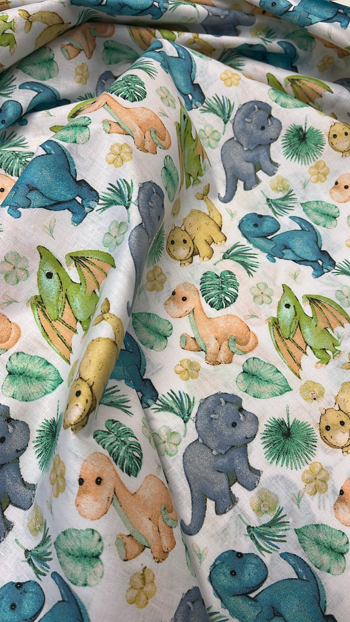 Tissu 100 % coton - dino 125 g/m² – disponible chez Šarlotes audumi