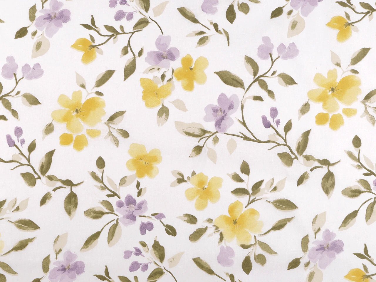 Image d’un tissu 100 % coton à fleurs jaunes et lilas – disponible en ligne chez Šarlotes audumi
