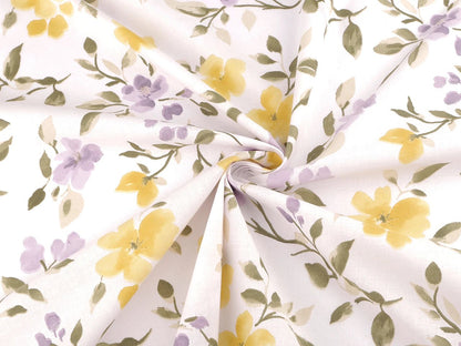 Image avec tissu 100 % coton, fleurs jaunes et lilas – disponible en ligne chez Charlotte's Fabrics