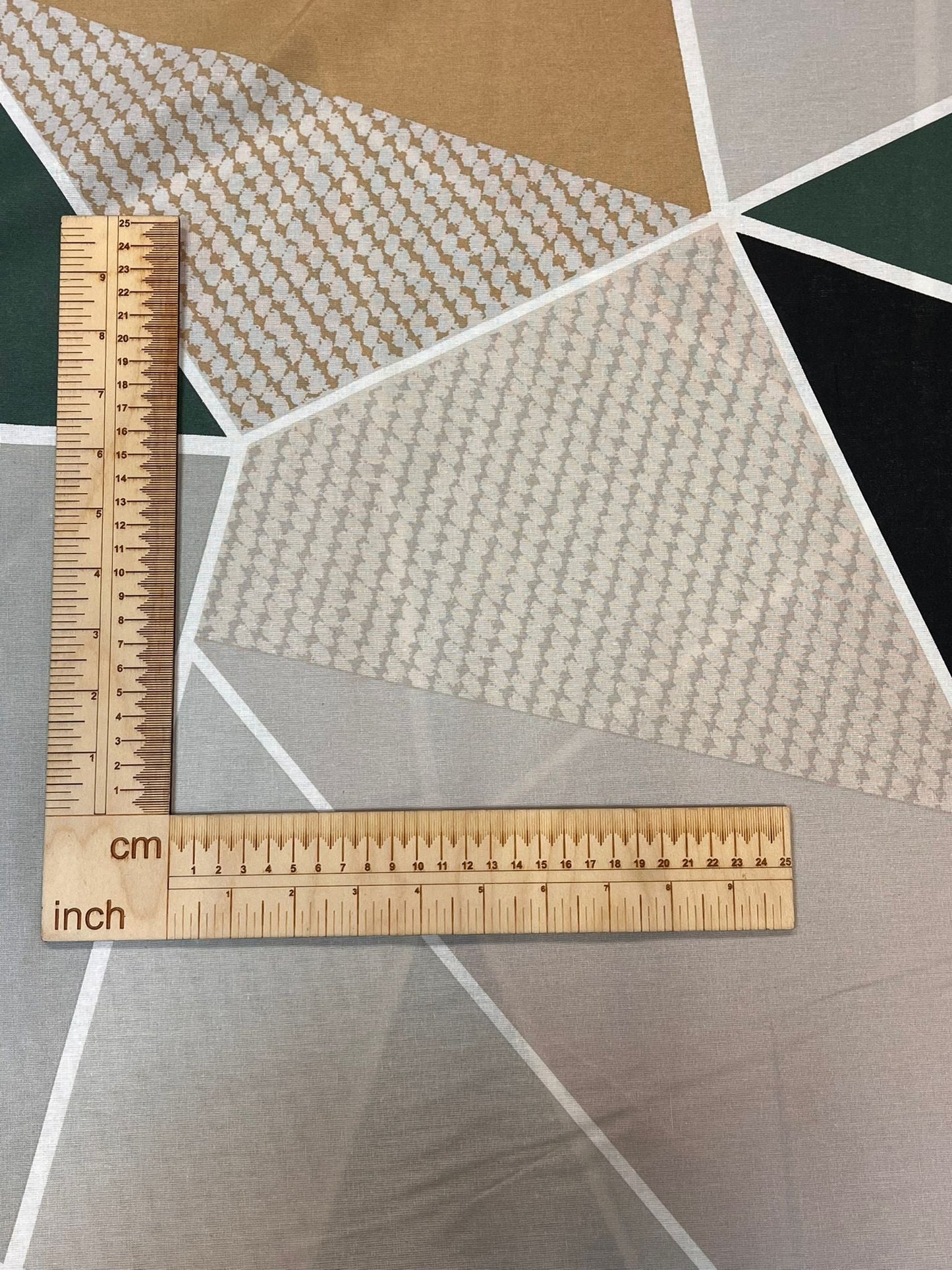 Image avec tissu 100 % coton - triangles géométriques 220 cm 130 g/m² – disponible chez Šarlotes audumi