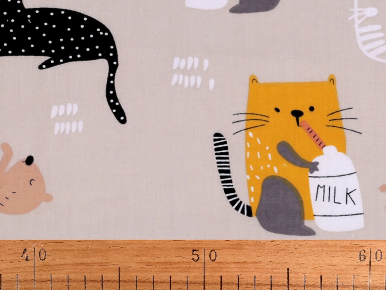 Attēls ar 100% Kokvilnas audums - kakis un piens 125 g/m² – pieejams Šarlotes audumi