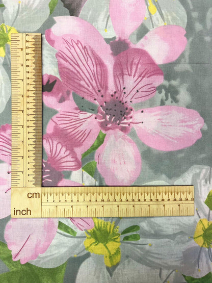 Image avec tissu 100 % coton - fleurs de cerisier 125 g/m² – disponible chez Šarlotes audumi