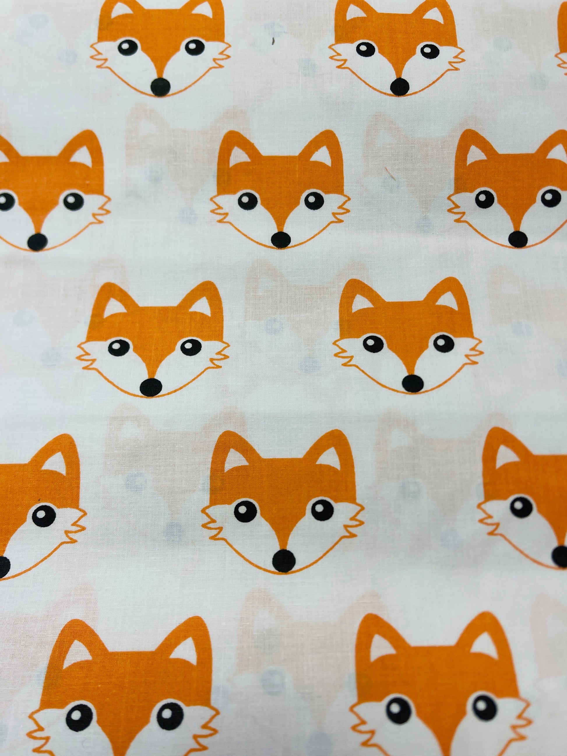 Attēls ar 100% Kokvilnas audums - lapsas 125 g/m² – pieejams Šarlotes audumi