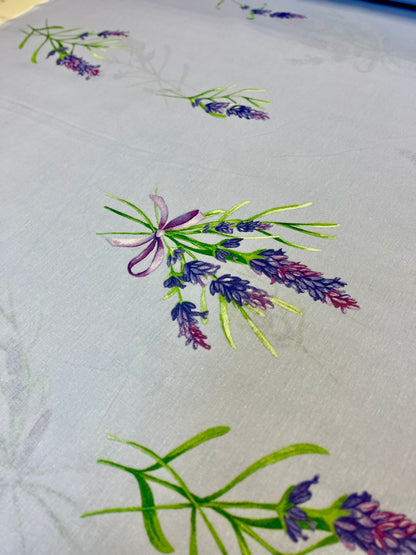 Image avec tissu 100 % coton - petites branches de lavande bleu clair 220 cm 130 g/m² – disponible chez Šarlotes audumi