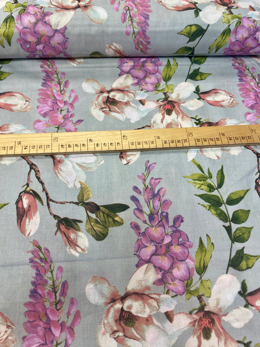 Image avec tissu 100 % coton magnolias sur fond gris – disponible en ligne chez Šarlotes audumi