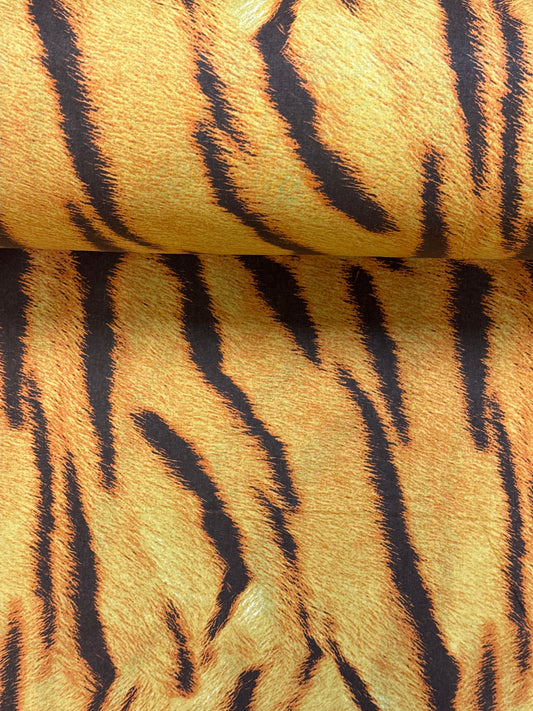 Image d’un tissu 100 % coton–orange à motif tigre, 220 cm – disponible en ligne chez Šarlotes audumi