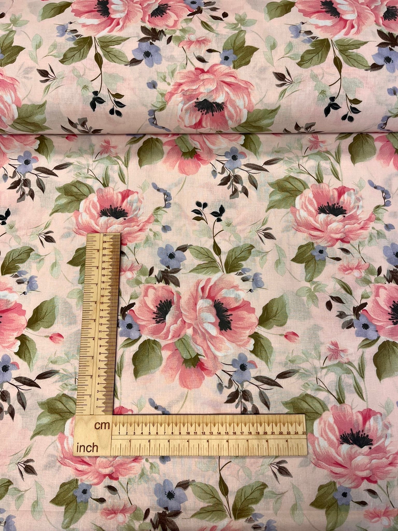Attēls ar 100% Kokvilnas audums - peonijas 125 g/m² – pieejams Šarlotes audumi