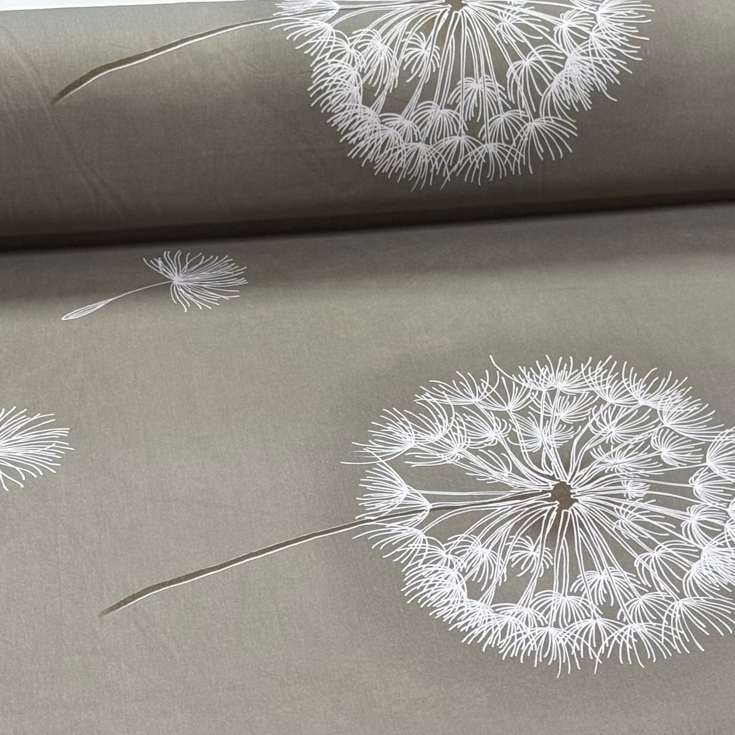 Image avec tissu 100 % coton - duvet de pissenlit 220cm 146 g/m² – disponible chez Šarlotes audumi