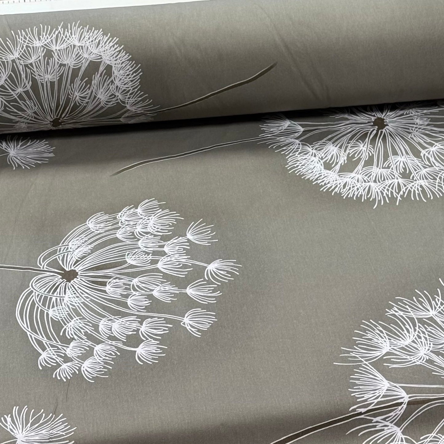 Image avec tissu 100 % coton - duvet de pissenlit 220 cm 146 g/m² – disponible chez Šarlotes audumi