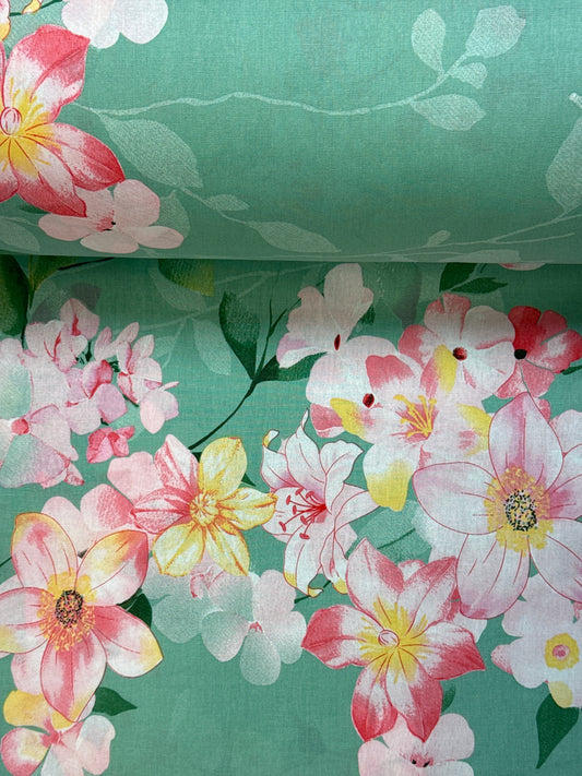 Image d’un tissu 100 % coton vert menthe avec motifs floraux roses, 220 cm – disponible en ligne chez Šarlotes audumi