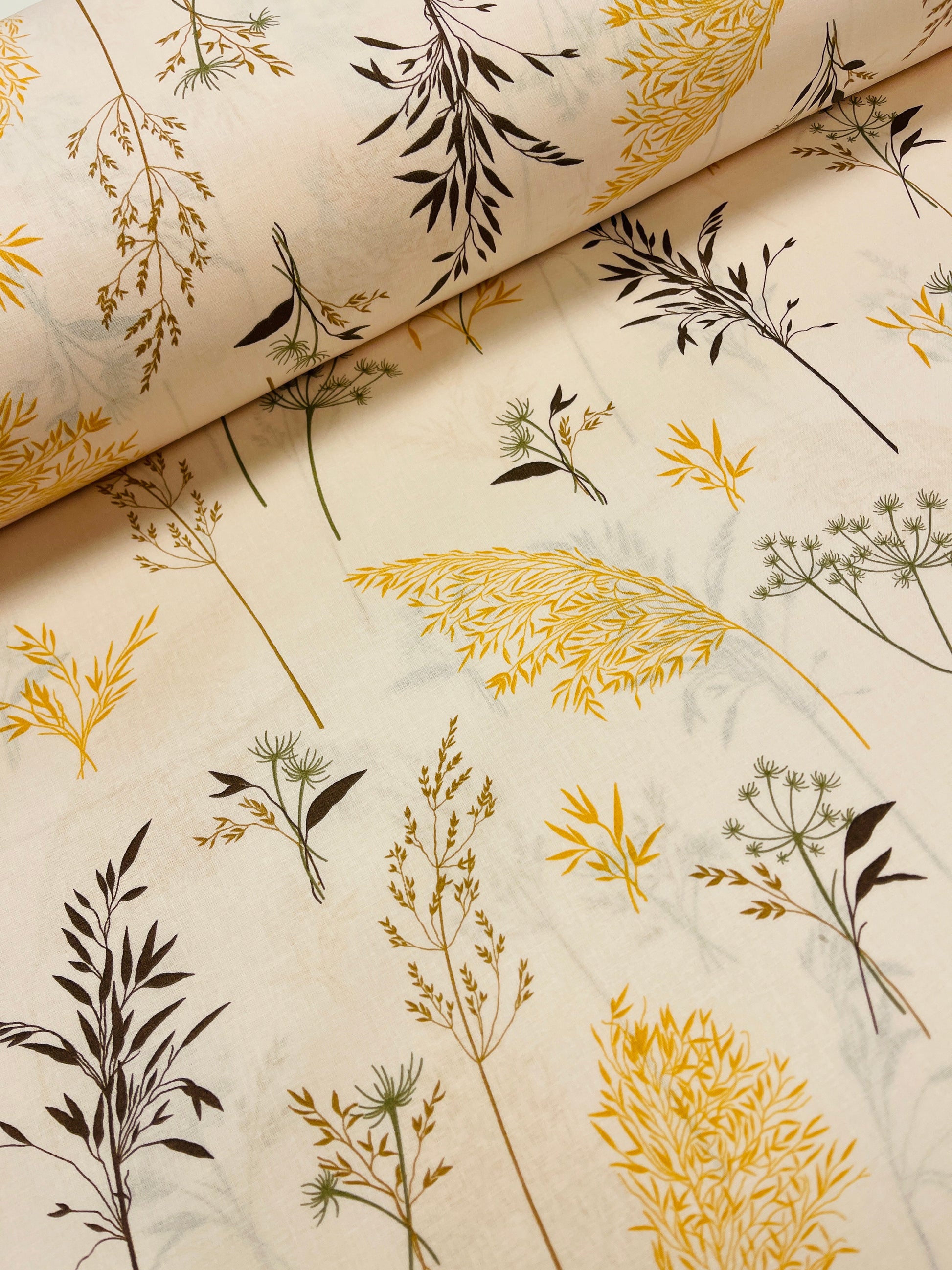 Attēls ar 100% Kokvilnas audums - pļavas zālītes uz bēša fona 125 g/m – pieejams Šarlotes audumi