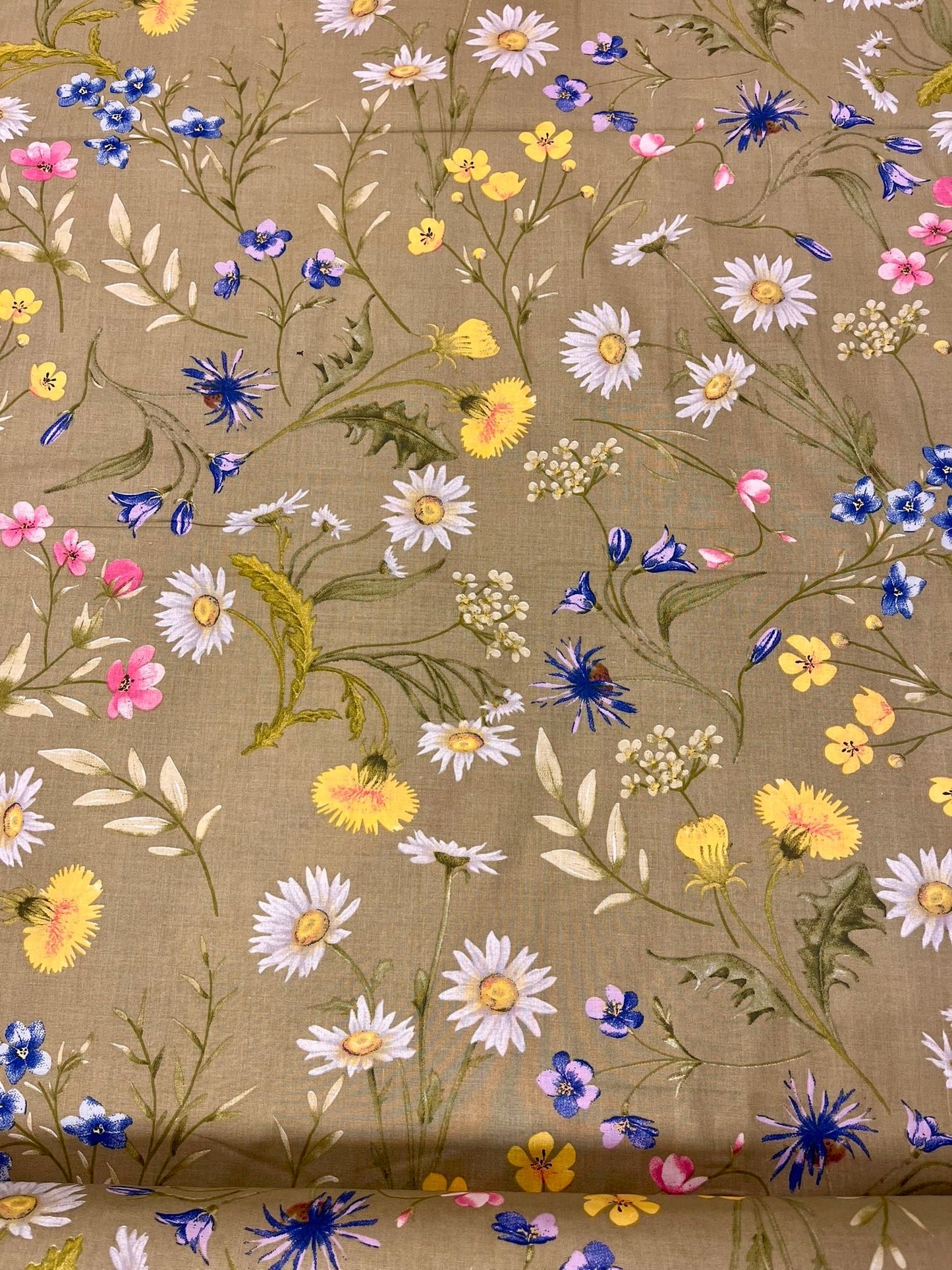 Attēls ar 100% Kokvilnas audums - pļavas ziedi uz zaļa fona 125 g/m² – pieejams Šarlotes audumi