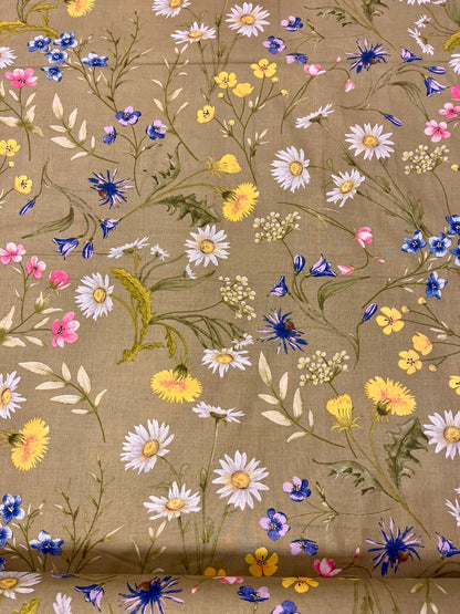 Image avec tissu 100 % coton - fleurs des prés sur fond vert 125 g/m² – disponible chez Šarlotes audumi